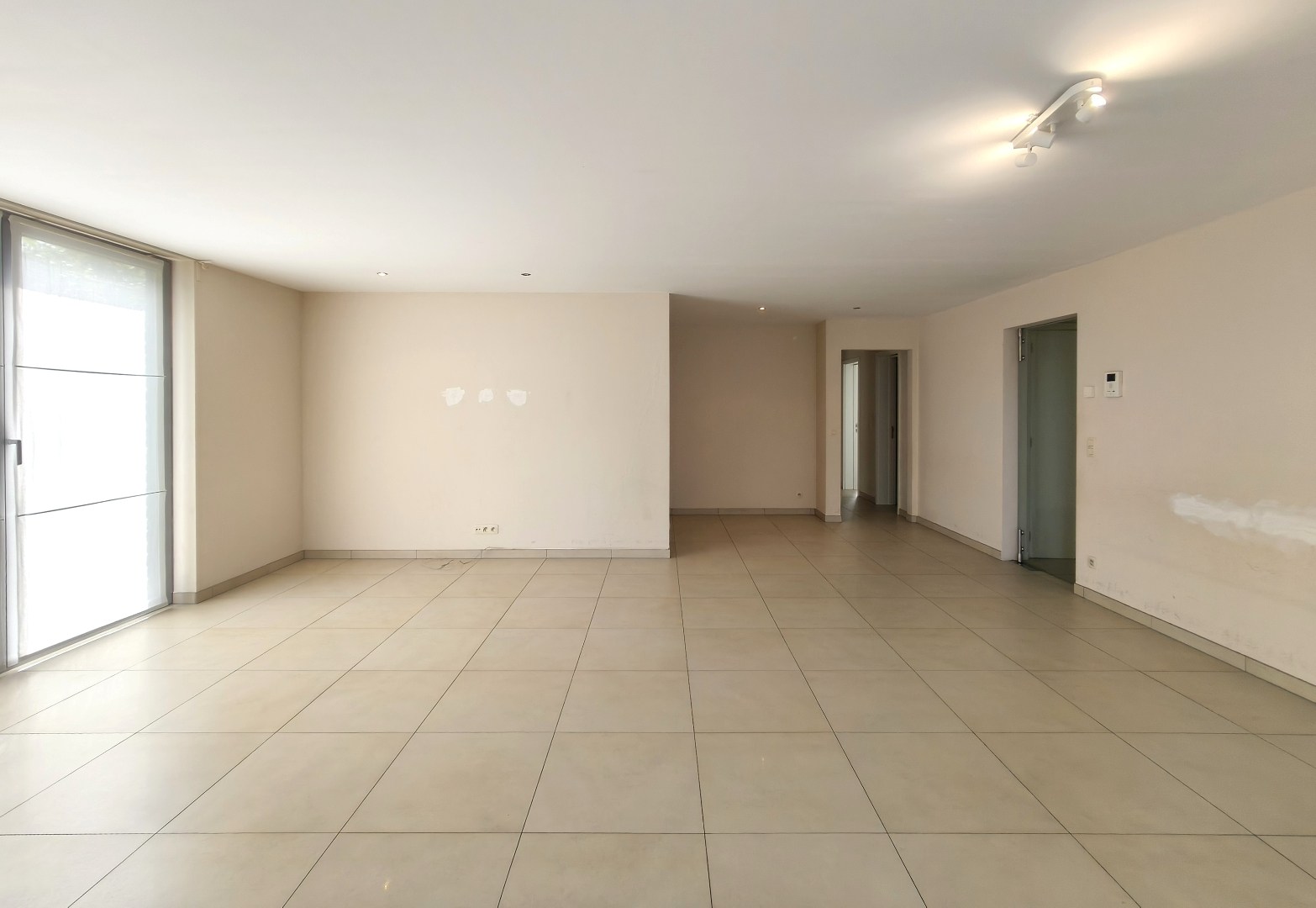 GELIJKVLOERS APPARTEMENT MET RUIM ZONNETERRAS EN GARAGE - foto 5