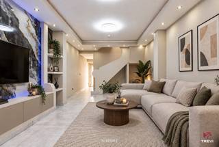 <p>Strategisch gelegen in de stationsbuurt vindt u deze goed onderhouden en energiezuinige woning. Met het openbaar vervoer, winkels en scholen op wandelafstand heeft u hier alle voorzieningen binnen handbereik.</p>
<p>De gelijkvloerse verdieping is uitgerust met vloerverwarming en beschikt over een volledig ingerichte keuken en een ingerichte badkamer met inloopdouche, dubbele wastafel en wc. Achteraan ligt een gezellige tuin. Op de verdiepingen beschikt de woning over 4 ruime slaapkamers en een extra terras op de eerste verdieping.</p>
<p>Dankzij de goede isolatie en een nieuwe condensatieketel beschikt de woning over een lage energiekost en een aangenaam binnenklimaat.</p>
<p>Een praktische, ruim ingerichte woning op een centrale locatie. Contacteer ons voor meer informatie of een bezoek.</p>
