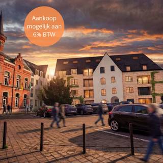 Ontdek dit exclusieve nieuwbouwproject “De Kroon” in het hart van Buggenhout: een moderne en stijlvolle residentie bestaande uit 53 luxe-appartementen en 3 handelspanden, ontworpen voor wie comfort, kwaliteit en een centrale ligging weet te waarderen. Bovendien is het mogelijk deze appartementen aan te kopen aan 6% BTW. <br />De residentie biedt een ruime waaier aan woonmogelijkheden, van 1-, 2- tot 3-slaapkamerappartementen, telkens met een doordachte indeling, hoogwaardige afwerking en grote raampartijen die zorgen voor een overvloed aan natuurlijk licht. Dankzij de hedendaagse architectuur en het gebruik van duurzame materialen straalt het gebouw klasse en tijdloosheid uit.<br />Gelegen midden in het centrum van Buggenhout, bevinden alle voorzieningen zich op wandelafstand: winkels, horeca, scholen, openbaar vervoer en recreatie liggen letterlijk voor de deur.<br />Onder het gebouw bevindt zich een ruime ondergrondse kelder met drie verdiepingen en gemeenschappelijke fietsenstalling, waar kopers de mogelijkheid hebben om een staanplaats, garage of dubbele garage bij aan te kopen. Zo geniet elke bewoner van maximale parkeergemakken en extra bergruimte.<br />Het project wordt uitgerust met de modernste technieken om een duurzaam en energiezuinig wooncomfort te garanderen. Elke woonst beschikt over een warmtepomp, vloerverwarming en een geavanceerd ventilatiesysteem. Dit alles zorgt voor een aangenaam binnenklimaat in elk seizoen én een lagere energiefactuur.<br />Dit nieuwbouwproject staat voor toekomstgericht wonen op een uitmuntende locatie. Luxe, duurzaamheid en comfort komen hier samen in een unieke woonbeleving.<br />Referentie: 5585