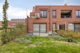 Verkoop onder registratierechten (2% onder voorwaarden of 12%) !<br /><br />Dit prachtige nieuwbouwappartement is gunstig gelegen in de dorpskern van Onze-Lieve-Vrouw Olen. Winkels, scholen, openbaar vervoer, het station, ... bevinden zich allemaal op wandel- en fietsafstand. Daarnaast geniet je van een vlotte verbinding naar de omliggende gemeenten (Geel, Westerlo, Herentals en Kasterlee) en de E313.<br /><br />Je betreedt het appartement via een ruime inkomhal met voldoende plaats voor een vestiaire. De lichtrijke leefruimte is opgedeeld in een zithoek, een eethoek en een open keuken. Deze is volledig uitgerust met een vaatwasser, koelkast, combi-oven, inductievuur en dampkap. Aansluitend aan de keuken vind je een handige, koele berging.<br /><br />Verder beschikt het appartement over twee slaapkamers, een apart toilet, een wasplaats en een badkamer voorzien van een inloopdouche en een wastafel in meubel.<br /><br />Via het schuifraam in de leefruimte stap je zo het terras op, dat toegang biedt tot de gemeenschappelijke tuin.<br /><br />Het betreft een energiezuinig appartement uitgerust met vloerverwarming op aardgas, een ventilatiesysteem, regenwaterrecuperatie én 2 privatieve zonnepanelen.<br /><br />Tot slot bereik je via de lift de ondergrondse verdieping. Daar beschik je over een ruime privatieve autostaanplaats en een privatieve kelderberging, welke beide in de prijs zijn inbegrepen. Er is tevens een gemeenschappelijke fietsenstalling aanwezig.<br /><br />EPC: 45 kWh/m² jaar (E23)