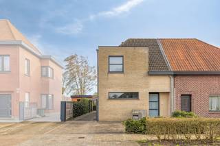 Deze uitzonderlijk goed onderhouden half open bebouwing in Zwijnaarde biedt de perfecte balans tussen rust, comfort en een uitstekende bereikbaarheid.De woning beschikt over een aparte garage, een carport en twee extra parkeerplaatsen op eigen terrein.De tramhalte bevindt zich op wandelafstand, waardoor u in een mum van tijd een rechtstreekse verbinding hebt met het station Gent-Sint-Pieters en het centrum van Gent.Binnen geniet u van een warme, lichtrijke sfeer. Achteraan in de tuin is er een veranda, waar u van de rust en de zon geniet zonder inkijk.De belangrijkste troeven:Uitzonderlijk onderhoud: instapklaar en met zorg bewoond.Topverbinding: directe tramlijn naar Gent-Sint-Pieters en Gent centrum. Ideaal voor pendelaars.Privacy tuin: Genieten in alle rust op uw eigen terras en in de veranda.4 parkeerplaatsen: Aparte garage, carport + 2 privé staanplaatsen voor de deur.De algemene voorwaarden van Dewaele DIY kunt u steeds raadplegen via dewaele.com.Bestuursmaatregelen in het maatregelenregister: in aanvraag