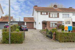 <p>Ontdek deze te renoveren ééngezinswoning met drie slaapkamers, gelegen in het landelijke Sint-Martens-Bodegem. De woning bevindt zich op een perceel van 6a38 en geniet van een prachtig verzicht over de omliggende velden. Dankzij de rustige ligging en de ruime indeling biedt deze woning een uitstekende basis voor wie op zoek is naar een renovatieproject met veel mogelijkheden.</p><p>Bij het betreden van de woning kom je terecht in de inkomhal met gastentoilet. Vanuit de hal bereik je de lichtrijke leefruimte waar de grote raampartijen zorgen voor een aangename lichtinval en een open gevoel. Aansluitend bevindt zich de ruime keuken met een praktische berging.</p><p>Zowel de leefruimte als de keuken geven toegang tot het terras en de tuin. Hier geniet je van een prachtig open verzicht over de omliggende velden en het landelijke landschap. Deze buitenruimte vormt een ideale plek om in alle rust te ontspannen en te genieten van de natuur.</p><p>Op de eerste verdieping bevinden zich drie ruime slaapkamers en een badkamer uitgerust met een ligbad. De kamers bieden voldoende ruimte en vormen een goede basis om de woning verder te renoveren en naar eigen smaak in te richten.</p><p>De zolder is bereikbaar via een uittrekbare trap en biedt extra potentieel. In het kader van verbouwingswerken kan deze ruimte ingericht worden tot een bijkomende slaapkamer en een extra badkamer.</p><p>Verder beschikt de woning over twee garages, elk geschikt voor één wagen, met een aansluitende wasplaats. De oprit voor de garages biedt bijkomende parkeergelegenheid.</p><p>De ligging vormt een belangrijke troef. Je woont hier in een rustige en groene omgeving in Sint-Martens-Bodegem, terwijl winkels, scholen en openbaar vervoer vlot bereikbaar zijn. Het station van Bodegem bevindt zich bovendien op wandel en fietsafstand.</p><p>Deze woning biedt een solide basis en veel mogelijkheden voor wie een woning naar eigen smaak wil renoveren in een aangename en landelijke omgeving.</p><p>Interesse om het potentieel van deze woning zelf te ontdekken. Plan uw bezoek eenvoudig via de website van Living Stone.</p>