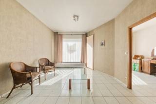 Ontdek deze ruime 4-slaapkamer woning met tal van praktische ruimte en lichtinval in het hart van Ruddervoorde. Omgeven door oude sites van waardevolle dorpsgezichten, is nog heel wat karakter in deze woonst terug te vinden. Van de sierlijke glaspartijen tot de oude winkel vooraan in de woonst, dit pand heeft een rijke geschiedenis.<br /><br />Mits een renovatie is er van dit pand een moderne woning te maken waar ruimte is voor voldoende slaapkamers, extra ruimtes op zolder en vooral een open leefruimte met connectie naar de tuin. De koterij achteraan de woning kan dienen voor opslag of werkruimtes. Of verwijder deze verharding om plaats te maken voor een volwaardige en zonnige tuin.<br /><br />De woning begeeft zich midden in de dorpskern van Ruddervoorde. Hierdoor zijn vrijwel alle voorzieningen op wandelafstand te bereiken. Van winkels tot scholen, sportcentra tot openbaar vervoer, al wat je kan nodig hebben. Zie jij je al helemaal thuiskomen in deze gezellige gemeente? Maak dan snel een afspraak voor een bezoek!<br /><br />Denk je eraan om je woning in Oostkamp te verkopen? Neem vrijblijvend contact op met Eva van Immo Francois in Oostkamp voor een gratis schatting via eva@immofrancois.be of 0471 96 08 57.<br /><br />
