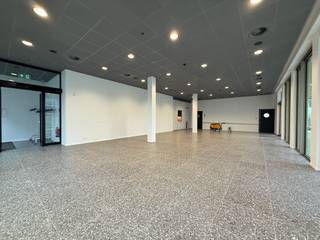 Subliem en stijlvol ingericht handelsgelijkvloers geschikt voor horeca met zonneterras, gesitueerd in een gegeerde nieuwbouwsite. De...