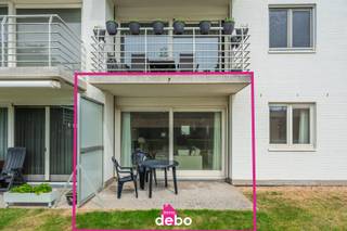 Bent u op zoek naar een comfortabel en goed onderhouden appartement aan de Belgische kust? Dan is dit verzorgde gelijkvloerse appartement te Blankenberge zeker een bezoek waard.<br />Bij het betreden van het appartement komt u terecht in een ruime inkomhal met vestiairehoek en gastentoilet met toegang tot de ruime en lichtrijke leefruimte met grote raampartijen die zorgen voor een aangename natuurlijke lichtinval.<br />De open, volledig uitgeruste keuken sluit naadloos aan op de leefruimte en biedt alle comfort voor dagelijks gebruik.<br />Het appartement beschikt over twee volwaardige ruime slaapkamers, een moderne badkamer uitgerust met een stijlvolle inloopdouche, een praktische lavabomeubel en een toilet.<br />Via de leefruimte heeft u rechtstreeks toegang tot het zonnige terras en de tuinzone, waar u in alle rust kunt genieten van het buitenleven. Bovendien beschikt het appartement over een afgesloten garage in het ondergrondse complex, wat een absolute meerwaarde vormt.<br />Het appartement wordt verkocht onder erfpacht. De jaarlijkse erfpachtvergoeding is fiscaal aftrekbaar en kan worden aangegeven in de belastingaangifte.<br />De residentie is rustig gelegen, terwijl winkels, openbaar vervoer, het station en het strand zich op korte afstand bevinden, waardoor u optimaal kunt genieten van alles wat Blankenberge te bieden heeft.<br /><strong>Troeven: <span>Gelijkvloers appartement - </span><span>2 slaapkamers - </span><span>Zonnig terras met privatieve buitenruimte - <span>Ruime private kelderberging -<span>Fietsenberging aanwezig - Inpandige garage - <span>Verkoop inclusief meubilair - <span>Rustige residentie - <span>Nabij station, winkels en strand </span></span></span></span></span></span></strong><br />Interesse? Contacteer ons voor een bezoek en ontdek zelf de ruimte, het comfort en de troeven van dit prachtige appartement.