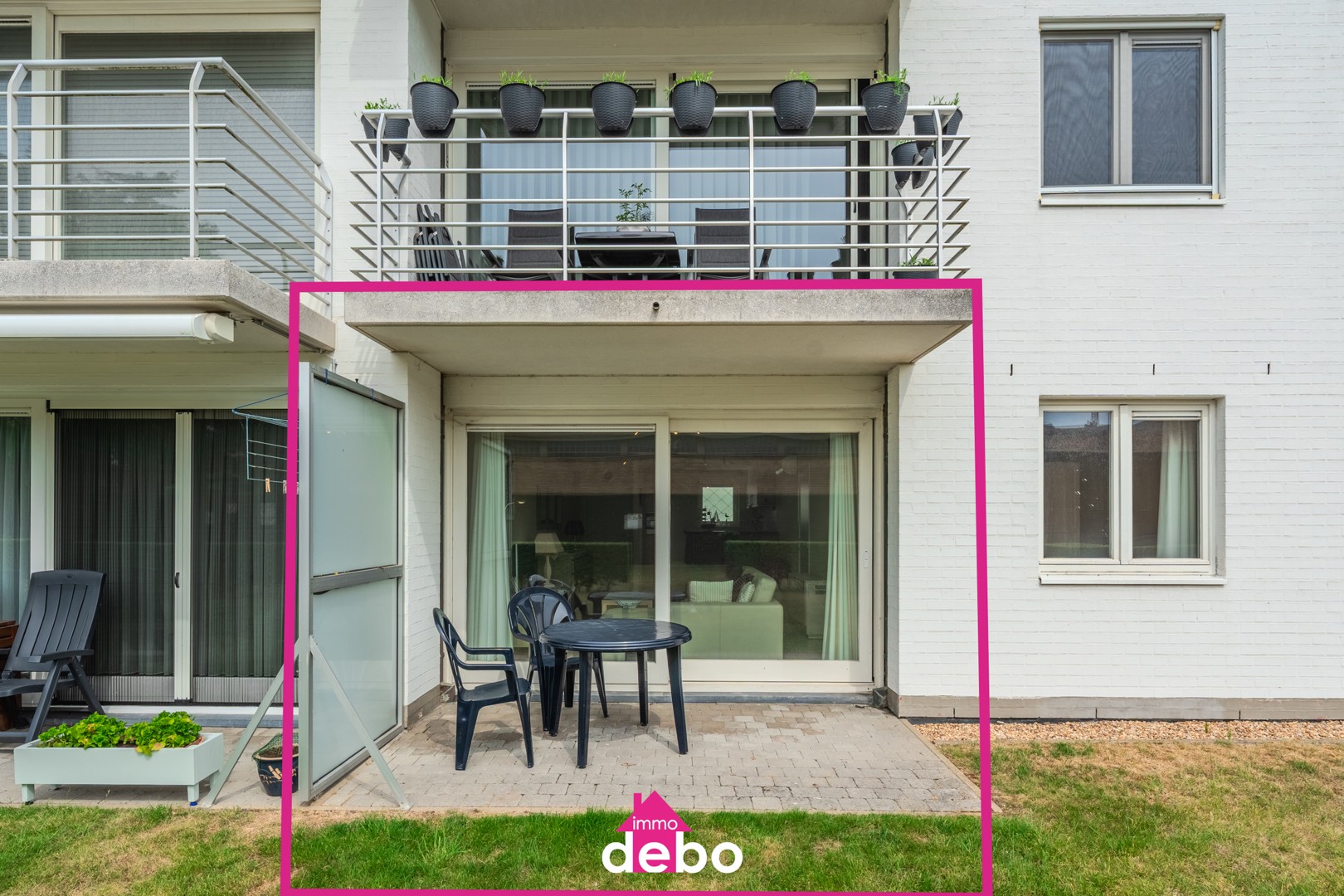 Ruim en instapklaar gelijkvloers appartement met 2 slaapkamers, terras en inpandige garage op toplocatie. - photo 2