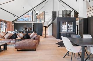Gelegen op de derde en vierde verdieping van een charmant en kleinschalig gebouw bevindt zich deze unieke penthouse-loft.

Via een ruime inkomhal betreedt men het appartement. Meteen vallen de hoge plafonds en bakstenen muren op, die het loftkarakter extra in de verf zetten. In 2021 werd het appartement volledig gestript en met veel smaak en hoogwaardige materialen gerenoveerd.

De open keuken, voorzien van alle nodige toestellen, sluit naadloos aan op de lichtrijke leefruimte. Dankzij de grote raampartijen baden deze ruimtes in natuurlijk licht. Vanuit de keuken heeft u bovendien toegang tot het eerste terras. Aansluitend bevindt zich een praktische bergruimte die dienstdoet als bijkeuken, met aansluiting voor een was- en droogmachine.

Op deze verdieping bevinden zich verder twee ruime slaapkamers met een gedeelde badkamer, evenals de master bedroom met een bijzonder ruime dressing en een ensuite badkamer.

Via de trap bereikt men de bovenste verdieping, waar zich nog twee volwaardige kamers bevinden. Van hieruit heeft u toegang tot het unieke en zonnige dakterras, waar u in alle privacy kan genieten van de aanwezige jacuzzi.

De loft beschikt bovendien over domotica voor extra comfort.

Een ondergrondse autostaanplaats is apart aan te kopen.