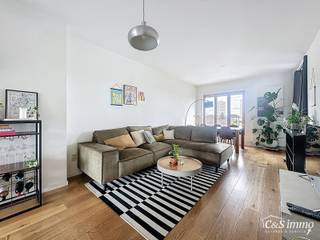 Op de tweede verdieping van de stijlvolle residentie Cadix Factory bevindt zich dit trendy appartement op een absolute toplocatie. Dankzij de...
