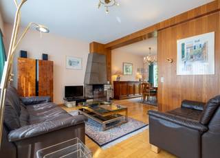 <p>Deze mooie en goed onderhouden bel-etagewoning is gelegen in een aangename en rustige wijk in Groot-Bijgaarden, met een uitstekende bereikbaarheid en tal van voorzieningen in de onmiddellijke omgeving. Dankzij de praktische indeling, de gezellige tuin en de gunstige ligging vormt deze woning een ideale thuis voor wie comfortabel wil wonen met alle voorzieningen binnen handbereik.</p><p> </p><p>De eerste verdieping vormt het centrale leefgedeelte van de woning en beschikt over een aangename en lichtrijke leefruimte met een gezellige salon en eetplaats. Aansluitend bevindt zich de geïnstalleerde keuken, die rond 2005 werd vernieuwd. </p><p> </p><p>Een verdieping hoger bevinden zich drie slaapkamers en een douchekamer. </p><p>Deze verdieping biedt een functionele indeling en voldoende ruimte voor een gezin, maar kan uiteraard ook worden aangepast aan uw persoonlijke noden, bijvoorbeeld als bureau, dressing of hobbyruimte.</p><p>Via een uittrekbare trap bereikt u bovendien de ruime zolder, ideaal als extra stockage- en bergruimte. </p><p> </p><p>Het gelijkvloers omvat een inkomhal die toegang biedt tot de garage met automatische poort, een praktische wasplaats, een apart toilet en een berging die tevens dienst doet als technische ruimte voor de gasverwarmingsinstallatie. Vanuit dit niveau heeft u bovendien rechtstreeks toegang tot het terras en de onderhoudsvriendelijke, gezellige tuin. </p><p> </p><p>De ligging vormt eveneens een belangrijke troef. De woning bevindt zich in een fijne woonwijk in Groot-Bijgaarden, nabij winkels, scholen en openbaar vervoer. Ook het station van Dilbeek en de belangrijke invalswegen zijn vlot bereikbaar, wat zorgt voor een goede verbinding met de omliggende gemeenten en Brussel.</p><p> </p><p><strong>Kortom, een verzorgde en praktische gezinswoning met drie slaapkamers, garage, tuin en heel wat bergruimte, op een gunstige locatie in Groot-Bijgaarden. Een bezoek waard!</strong></p>