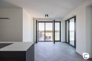 <h1><span>15, rue Frans Buyens 702 </span></h1><p><span> </span></p><p><span>Ne pas demander au propriétaire s'il y a de la lumière. </span></p><p><span> </span></p><p><span>Surface habitable 21,7 + 6,6</span></p><p><span>Parquet à chevrons</span></p><p><span>Fenêtres à triple vitrage en aluminium </span></p><p><span>Cuisine entièrement équipée </span></p><p><span>Îlot de cuisine à venir </span></p><p><span>Plaque à induction avec hotte intégrée</span></p><p><span>Évier en travertin (à vérifier, voir photo) </span></p><p><span>La cuisine dispose également d'un plan de travail en composite </span></p><p><span>Façades à boutons-poussoirs</span></p><p><span>Porte en fonte pour accéder à l’intérieur </span></p><p><span> </span></p><p><span>Terrasse d'hiver </span></p><p><span>5,3</span></p><p><span> </span></p><p><span>Terrasse d'été 5</span></p><p><span>Exposition est </span></p><p><span> </span></p><p><span>Salle de bains </span></p><p><span>Entièrement en marbre</span></p><p><span>Radiateur sèche-serviettes </span></p><p><span>Douche à l'italienne </span></p><p><span>Lavabo avec miroir </span></p><p><span> </span></p><p><span>Chambre 8</span></p><p><span>Porte en fonte avec vitrage dépoli </span></p><p><span> </span></p><p><span>Chambre 9,5</span></p><p><span>Voir la précédente </span></p><p><span> </span></p><p><span>Couloir 5,5 </span></p><p><span>Motif à chevrons</span></p><p><span> </span></p><p><span>Toilettes 1,5 entièrement en marbre </span></p><p><span>Lavabo avec miroir</span></p><p><span> </span></p><p><span>Local technique 1,8 </span></p><p><span>Lave-linge et sèche-linge</span></p><p><span>Double porte</span></p><p><span> </span></p><p><span> </span></p>