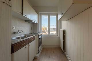 Roeselare-Rumbeke. Duplexappartement  met 2 slaapkamers van 80 m² en extra potentieel met aparte ingang en parkeerplaatsen. Recent vernieuwd. Ideale investering of starter.<br /><br />VERHUURD met netto-rendement van +/- 4%<br />Ideaal centraal gelegen tussen Roeselare en Rumbeke. <br />Deze opbrengsteigendom beschikt over 2 appartementen NR 01 en NR 02 en aparte loods 03 op 323m² perceel.<br /><strong>Deze worden allen apart te koop aangeboden.</strong><br /><br />Dit appartement is op de eerste verdieping gelegen met aparte inkomhal vooraan het gebouw. --80m²-- + 77m²<br />Er is een aparte parkeerruimte aan de linkerzijde voor beide appartementen.<br />Ruime leefruimte met aparte minder recente maar verzorgde keuken. 2 aparte slaapkamers<br />Een een badkamer.<br />De elektriciteit is recent vernieuwd, er zijn nieuwe recente PVC-ramen.<br />Op de zolder is er potentieel voor 2 extra slaapkamers.<br /><br />Maar liefst 77 m² bruikbare ruimte op de 2de verdieping of zolderruimte.<br /><br />Verhuurd voor +/- 7.800 Euro per jaar. Met een haalbaar budget kan met een C of D-score bekomen worden.<br /><br />Bel ons vrijblijvend op voor een bezoek en info. Wij begeleiden u graag met de glimlach op zoek naar uw droomwoning &amp; commercieel pand. T. 051 62 40 40