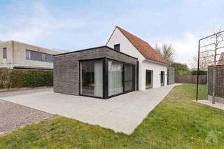 Rustig gelegen in een residentiële wijk in Koksijde, combineert deze woning een afwerking met duurzame, hoogwaardige materialen met een gunstige ligging.<br />Het centrum, de Zeelaan, het openbaar vervoer, scholen en diverse sportfaciliteiten bevinden zich op korte afstand.<br /><br />De villa omvat op het gelijkvloers een inkom met vestiaire en apart toilet. Aansluitend een lichtrijke leefruimte uitgevend op het zuid-gericht terras en tuin.<br /><br />De keuken met kookeiland is uitgerust met een inductie kookplaat, vaatwasmachine en een ruime koelkast.<br />Aan de keuken is er een handige berging / wasplaats voorzien.<br /><br />Op het <strong>gelijkvloers </strong>een eerste slaapkamer met dressing en een aanpalende badkamer met ligbad, douche en wastafel.<br />Op de <strong>verdieping </strong>zijn er 2 slaapkamers en een badkamer met douche en wastafel.<br /><br />De oprit wordt bereikt via een automatische tuinpoort en er kunnen meerdere wagens geparkeerd worden.<br /><br />De tuin werd volledig opnieuw aangelegd en is voorzien van een ruim en geïsoleerd tuinhuis / berging met een oppervlakte van 15m².<br /><br /><strong>TROEVEN:</strong>
<ul>
<li>Zonnepanelen 10 stuks, batterij 1.000 watt</li>
<li>Elek. conform</li>
<li>Label B</li>
<li>Perceel 723 m²</li>
</ul>
<br />De villa is momenteel verhuurd op jaarbasis, met een maandelijkse huurprijs van €1.546,36, reeds geïndexeerd.<br /><br />Bent u op zoek naar een prachtig gerenoveerde en energiezuinige villa met alle moderne comfort?<br />Wacht dan niet langer en neem contact op met ons kantoor op uw bezichtiging in te plannen.<br /><br /><span><em><strong>Bezichtigingen zijn mogelijk op donderdagnamiddag en zaterdag, uitsluitend op afspraak.</strong></em></span>