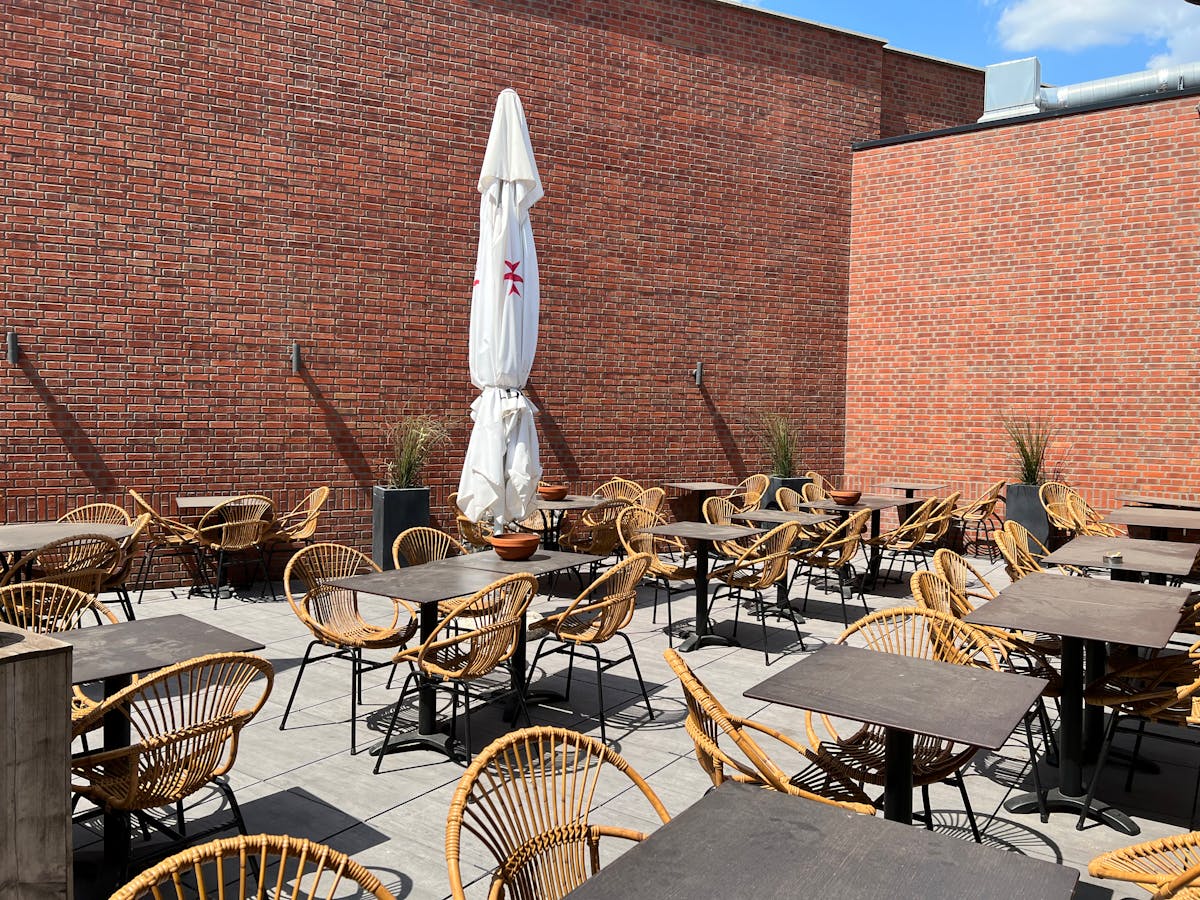 Commercial property with apartments above, in a prime location! - photo 4