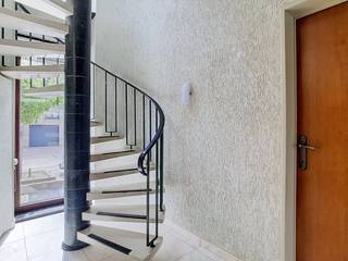 Bent u op zoek naar een uniek project met enorm veel potentieel op een rustige, doch centrale locatie? Deze ruime halfopen bebouwing in het charmante Bazel biedt u een fantastische kans om uw droomwoning te realiseren. <br /><br />Het absolute paradepaardje van dit vastgoed is de prachtige tuin die achteraan een weids en rustgevend zicht op de omliggende velden biedt.<br /><br />Dit huis in Bazel kenmerkt zich door zijn genereuze bewoonbare oppervlakte en een doordachte indeling met maar liefst 5 slaapkamers. Het pand biedt de ideale basis voor wie graag de handen uit de mouwen steekt om een woning volledig naar eigen smaak en moderne normen te moderniseren. Dankzij de strategische ligging nabij het levendige centrum van Bazel bevindt u zich dichtbij lokale winkels, scholen en het openbaar vervoer. <br /><br />Gelijkvloers:<br /><br />- Inkomhal<br />- Lichtrijke woonkamer met houthaard<br />- Ruime keuken (momenteel nog te installeren naar eigen smaak)<br />- Praktische berging<br />- Apart toilet<br />- Veranda <br />- Nog een berging<br />- Garage en oprit<br />- Tuin<br /><br />Verdiep 1:<br /><br />- Nachthal<br />- 3 slaapkamers<br />- Badkamer<br /><br />Verdiep 2:<br /><br />- Technische ruimte<br />- 2 slaapkamers, waarvan één kamer nog verder af te werken is <br /><br />Dit pand is onderworpen aan de renovatieverplichting van de Vlaamse overheid voor residentiële gebouwen (behoudens bij sloop binnen 5 jaar na de aankoop). Consulteer voor meer informatie de website van het Vlaams Energie- en Klimaatagentschap via https://www.vlaanderen.be/een-woning-kopen/renovatieverplichting-voor-residentiele-gebouwen<br /><br />Bestuursmaatregelen in het maatregelenregister: nee