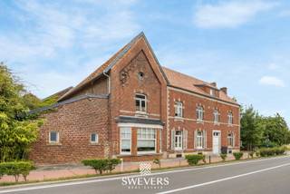 Voor meer info en foto’s, surf naar www.swevers.be –Aan de rand van het landelijke Kerkom (Sint-Truiden) wacht deze indrukwekkende vierkantshoeve op...