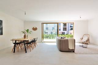 Dit <strong>gelijkvloers nieuwbouwappartement</strong>, recent opgeleverd binnen het BEN-project “<em>Het Perron</em>”, combineert comfortabel wonen met een uitstekende ligging aan het station, de fietsostrade en op wandelafstand van het centrum van Beveren.<br /><br />Het appartement beschikt over een <strong>bewoonbare oppervlakte van 105,25 m²</strong> en omvat <strong>twee slaapkamers</strong>. De aangename leefruimte geeft uit op het <strong>ruime zuidwest georiënteerde terras van 13,6 m²</strong>, dat <strong>afgebakend is met een haagje</strong>, waardoor u in alle privacy kan genieten van het buitenleven. De terrassen en tuintjes van de gelijkvloerse appartementen zijn bovendien gelegen in een grote, afgesloten gemeenschappelijke tuin, wat zorgt voor een groene, rustige en veilige woonomgeving.<br /><br />De <strong>keuken kan nog volledig naar eigen smaak en budget gekozen worden</strong>. <strong>Bovenop het bestaande keukenbudget geniet u bovendien van een extra keukenbudget ter waarde van € 5.000</strong>, waardoor u nog meer vrijheid heeft om uw droomkeuken samen te stellen.<br /><br />Op technisch vlak is het appartement uitgerust met <strong>vloerverwarming</strong>, een <strong>energiezuinige warmtepomp</strong>, <strong>zonnepanelen</strong> en een <strong>ventilatiesysteem type D</strong>, wat garant staat voor een aangenaam binnenklimaat, een laag energieverbruik en maximaal wooncomfort.<br /><br />Dankzij het <strong>BEN-label (E-peil max. E10)</strong> woont u hier bijzonder energiezuinig en toekomstgericht. Dit vertaalt zich niet alleen in lagere energiekosten, maar ook in <strong>financiële voordelen</strong>, zoals <strong>100% korting op de onroerende voorheffing gedurende 5 jaar</strong>.<br /><br />Daarnaast beschikt het project over een <strong>volledige ondergrondse parking</strong>, rechtstreeks toegankelijk vanuit het gebouw, met <strong>autostaanplaatsen, kelderbergingen en fietsenstallingen</strong>.<br /><br />Dit appartement komt bovendien in aanmerking voor de <strong>6% BTW*-regeling voor eigen bewoning</strong>.<br />Ook is het een interessante opportuniteit met <strong>6% BTW* voor investeerders</strong>! Geniet van een verlaagd BTW-tarief mits <strong>15 jaar verhuur</strong>, wat zorgt voor een lagere instap en een aantrekkelijk rendement op lange termijn.<br />(*mits voldaan wordt aan de wettelijke voorwaarden)<br /><br />Bent u op zoek naar een instapklaar, energiezuinig gelijkvloers appartement met 2 slaapkamers, een privatief terras, moderne technieken en een groene gemeenschappelijke tuin op een topligging?<br />Graag laten we u dit appartement persoonlijk ontdekken. Neem gerust contact met ons op voor bijkomende informatie of een bezoek via verkoop@homevast.be of tel. 03 344 77 44.