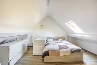 🏡 TE KOOP – Prachtige duplex met 2 slpk in Schaarbeek – Daillywijk<br /><br />We Invest Brussel-Europa biedt u dit appartement aan, gelegen in de Gustave Fussstraat 24 te 1030 Schaarbeek, in het hart van de zeer gegeerde Daillywijk.<br /><br />✨ Een ideaal pand voor investeerders, dat onmiddellijke opbrengst combineert met een topligging.<br /><br />🔹 Indeling :<br />1 duplexappartement op de bovenste verdieping van een nieuwe, kleinschalige mede-eigendom<br />Bergingsruimtes<br /><br />🔧 Technische aspecten<br />EPC: G<br />Elektriciteit niet conform<br /><br />📍 Een uiterst gegeerde buurt<br />Gelegen op een steenworp van de Avenue Plasky, geniet het pand van een dynamische en populaire omgeving:<br />🚋 Uitstekende bereikbaarheid met het openbaar vervoer (tram, bus, snelle toegang tot het centrum en de Europese wijk)<br />🛍 Talrijke winkels, supermarkten, restaurants en diensten<br />🌳 Nabij parken, scholen en internationale instellingen<br />🚗 Snelle toegang tot de grote verkeersassen en de NAVO / Europese wijk<br /><br />Een wijk met een zeer sterke huurvraag, ideaal voor een veilige investering.<br /><br />📞 Bezoeken enkel op afspraak met :<br />Rebecca Hallal<br />We Invest Bruxelles-Europe<br />📱 Tél. : +32 472 12 62 42<br />📧 Email : bruxelles.europe@weinvest.be<br /><br />👉 Volledig dossier, huurinkomsten en voorwaarden op aanvraag.<br />Andere panden te koop in Schaarbeek op WeInvest.be