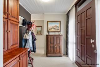 Rustig gelegen en instapklare woning met 3 slaapkamers, inpandige garage en zonnepanelen.<br /><br />Op een perceel van 5a61ca vinden we deze verzorgde woning in As. Dankzij de praktische indeling beschikt de woning over 3 slaapkamers, waarvan één op het gelijkvloers.<br /><br />INDELING<br />Gelijkvloers<br />●Ruime inkomhal<br />●Aangename leefruimte<br />●Keuken<br />●Berging<br />●Apart toilet<br />●Slaapkamer<br />●Badkamer met inloopdouche<br /><br />Verdieping:<br />●Overloop<br />●2 ruime slaapkamers<br /><br />Daarnaast beschikt de woning over een kelder met inpandige garage, wat zorgt voor extra parkeergelegenheid en bergruimte.<br /><br />PLUSPUNTEN<br />●Rustige ligging in As<br />●Instapklaar<br />●3 ruime slaapkamers<br />●Slaapkamer en badkamer op het gelijkvloers<br />●Inpandige garage<br />●Zonnepanelen van 9 kW<br />●Certificaten zonnepanelen: €270/1000kw gedurende nog 5 jaar<br />●EPC-label C<br />●Verwarming op aardgas<br />●Grondwater aanwezig<br /><br />Een ideale woning voor wie op zoek is naar comfort, ruimte en een praktische indeling, gecombineerd met interessante energetische troeven.<br /><br />Interesse? Contacteer ons voor meer informatie of een bezichtiging!