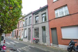 <p><span>Investment property with 3 student studios in the heart of Mechelen</span></p><p><span> </span></p><p><span>Are you looking for a profitable investment in the center of Mechelen? This yield property offers you three fully rented student studio's with a total rental income of €1530,00/month! Ideally located near stores, schools, train station and important access roads. In short: everything you need for a successful investment.</span></p><p><span> </span></p><p><span>The layout of the building is as follows:</span></p><p><span> </span></p><ul><li><span>Ground floor - studio 1: living area, kitchen, bedroom and a separate bathroom with shower, sink, and toilet. This studio also has a cozy courtyard.</span></li><li><span>Second floor - studio 2: living space with kitchenette, a bunk bed with desk corner and a separate bathroom with shower, washbasin and toilet.</span></li><li><span>Second floor - studio 3: living space with kitchenette, a bunk bed with desk corner and a separate bathroom with shower, sink and toilet.</span></li></ul><p><span> </span></p><p><span>All studio's are equipped with WIFI and cable. Electricity is individually regulated. Water is shared communally. </span></p><p><span> </span></p><p><span>The building was completely renovated in 2011 and has both a certificate of conformity and an exploitation permit for student housing.</span></p><p><span> </span></p><p><span>Ready to expand your investment? Schedule a visit today and discover the potential of this yield property!</span></p><p><span> </span></p><p><span>015/20.36.00 - <span>info@domoxim.be</span></span></p><p><span> </span></p><p><span>domoXim. Where dreams come home to roost!</span></p><p><span> </span></p><p><span>Would you also like to knowthe value of your </span><span>own </span><span>property? We are at your service with personal advice.</span></p><p><span> </span></p><p><span>This property is subject to the renovation obligation of the Flemish government for residential buildings (except in case of demolition within 5 years of purchase). For more information, consult the website of the Flemish Energy and Climate Agency at https://www.vlaanderen.be/een-huis-of-appartement-kopen/renovatieverplichting-voor-residentiele-gebouwen</span></p>