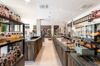 <p>TOPgelegen in het centrum, aan en met zicht op de Schelde: ideaal investeringspand: mooi ingerichte winkelruimte/bakkerij met atelier, 3 garages, groot appartement met terras, en een extra appartement. <br />Veel potentieel! <br /><br />Deze prachtige eigendom omvat een prachtig ingerichte winkelruimte/bakkerij van 145m², een atelier van 300m² en een garage van 120 m². <br />Op de bovenverdieping ligt een groot perfect onderhouden appartement van 215m² met zonnig terras van 25m². Extra appartement (aparte inkom). <br /><br />grote voorliggende parking, en dit pal in het centrum aan de Schelde. <br /><br />Het geheel biedt dankzij de hoekligging en de mix van commerciële en residentiële functies een uitstekende opportuniteit voor investeerders of ondernemers die wonen en werken willen combineren in het hart van de stad.<br /><br />Grijp deze unieke kans om te investeren in een veelzijdig pand met toekomstpotentieel op een toplocatie in Oudenaarde!<br /><br />Bezoek na afspraak met IMMO BEGUIN; info@immobeguin.be</p>