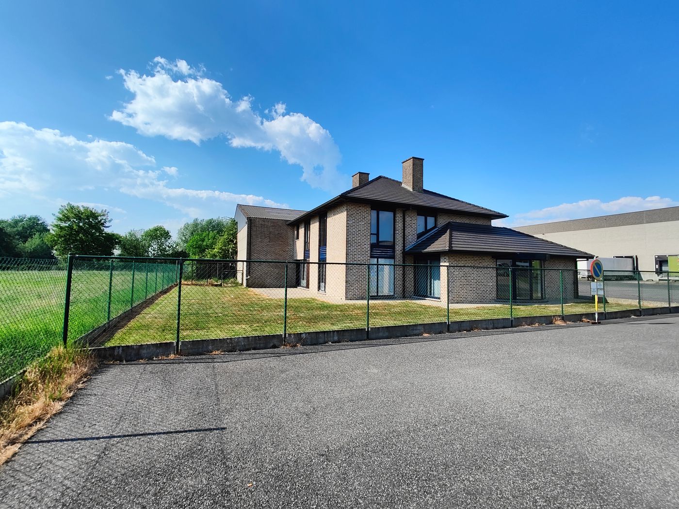 Magazijn van 400 m² met woning van 229 m² op een perceel van 3.629 m² te koop in Zedelgem - foto 1