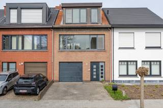 Gezinswoning op toplocatie in kindvriendelijke buurt, met vlotte bereikbaarheid en nabijheid van scholen, winkels en mooie fiets- en...