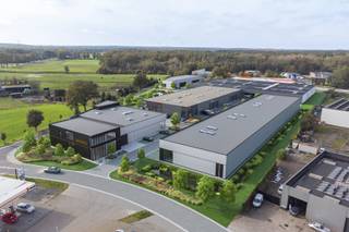 <strong>UNIT 3.2 VAN 285M² GELEGEN IN FASE 2 VAN HET NIEUWE BEDRIJVENPARK GREMELSLO TE MAASEIK.<br /><br />KENMERKEN UNIT</strong><br />- <span>sectionaalpoort: 4m breed x 4.20m hoog</span><br /><span>- vrije hoogte: 6m</span><br /><span>- gepolierde betonvloer</span><br /><span>- rookluiken met polycarbonaat lamellen</span><br /><span>- loopdeur in glas met bovenglas<br />- basis branddetectie voorzien<br /></span><br /><strong>ALGEMEEN</strong><br />De oude Mefil-site is in volle ontwikkeling waarbij de 1ste fase van de herontwikkeling van deze bedrijfssite reeds is afgerond. De 22 units uit deze 1ste fase zijn dan ook allen ingevuld. Fase 2 omvat de bouw van 8 units met oppervlaktes vanaf 228m².<br /><br />Deze bedrijfsite is uitermate gunstig gelegen aan de toegang van het industrieterrein "Jagersborg" te Maaseik. U geniet hier van een optimale zichtbaarheid vanaf de Diestersteenweg.<br /><br />Bekijkt u deze advertentie via een aanverwante vastgoedsite, surf dan zeker naar onze website <strong>www.N78vastgoed.be</strong> voor een uitgebreide beschrijving en foto's. <strong>Meer info: +32 (0)89 86 18 88 of info@N78vastgoed.be.</strong>