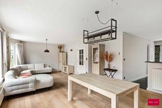 Moderne sfeervolle recente woning bestaande uit een ruim gelijkvloers met grote garage, inkomhal met toilet en een polyvalente praktijk/bureau ruimte en buitenruimte . Op de eerste verdieping vinden we een ruime aangename lichte living met veel daglicht op parketvloeren met een moderne geïnstalleerde leefkeuken voorzien van alle comfort en een ruim aansluitend zonnig terras. Hoofdslaapkamer met ensuite badkamer en tevens een wasplaats. Op de tweede verdieping beschikt deze woning bovendien nog over een viertal slaapkamers.
Kortom een ruime instapklare energiezuinige gezinswoning met mogelijkheid tot praktijkruimte of kangoeroe wonen. Asbest vrij en conforme elektriciteit gelegen op een centrale locatie kortbij alle voorzieningen en met een ideale mobiliteit.