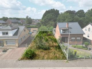 Deze bouwgrond (LOT 4) vinden we terug in de Kleinsteeg, een doodlopende straat, in het centrum van As.Winkels, apothekers, scholen en...