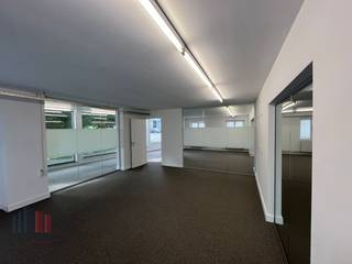 Fenomenaal gelegen kantoorruimte met een oppervlakte van 318 m² te huur, op slechts 150 meter (!!) van de drukbezochte Kortrijksesteenweg en in...