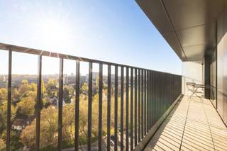 Ontdek in Evere, op een steenworp afstand van de NAVO-wijk en alle voorzieningen van Evere, deze gezellige studio met 1 slaapkamer van ±62 m² (volgens EPC) aan de Genèvestraat, in een modern gebouw uit 2017. De woning ligt op de 10e verdieping en geniet van veel lichtinval en een vrij uitzicht op de omgeving.<br /><br />Vanaf de ingang leidt een hal naar een gezellige leefruimte van ± 22 m², die wordt verlengd door een volledig uitgeruste open keuken en toegang biedt tot een terras van ± 9 m² op het zuidoosten. De studio beschikt ook over een comfortabele slaapkamer van ± 11 m², een badkamer en een apart toilet.<br /><br />Gelegen in een dynamische wijk met goede verbindingen, geniet u hier van een gewilde omgeving: vlakbij de NAVO, snelle toegang tot de ring en de luchthaven, openbaar vervoer, winkels en groene zones.<br /><br />Technische details: aluminium dubbele beglazing, collectieve gasverwarming. Het gebouw beschikt ook over een fietsenstalling en een afvalruimte.<br />EPB: B-. Elektriciteit conform.<br /><br />Daarnaast: een kelder (nr. -2/41) en een inpandige parkeerplaats (nr. -1/126) + 30.000 € (verplicht).<br /><br />Interessante investering: appartement is momenteel verhuurd. Kan bij de ondertekening van de akte worden vrijgegeven!<br />Kosten: ± 130 €/maand (gemeenschappelijke kosten, verzekering, syndicus) + 15 €/maand reservefonds. <br />Een ideale kans voor investeerders of voor wie op zoek is naar een modern appartement in een strategische wijk van Brussel.<br /><br />
<p><b>Algemene kenmerken</b></p>
<ul>
<li>Oppervlakte: ±62 m² (volgens EPC)</li>
<li>EPC: B-</li>
<li>Elektriciteit conform</li>
</ul>
<p><b>Woonruimtes</b></p>
<ul>
<li>Lichte woonkamer van ±22,50 m²</li>
<li>Directe toegang tot het terras</li>
</ul>
<p><b>Keuken</b></p>
<ul>
<li>Ingerichte open keuken van ±6 m²</li>
</ul>
<p><b>Buiten</b></p>
<ul>
<li>Terras van ±9 m² - gelegen (woon- en slaapgedeelte) op het zuidoosten</li>
</ul>
<p><b>Sanitair &amp; bijruimtes</b></p>
<ul>
<li>Badkamer met wasmachine en droger</li>
<li>Aparte wc</li>
<li>Inkomhal met beveiligde deur</li>
</ul>
<p><b>Gebouw &amp; voorzieningen</b></p>
<ul>
<li>Dubbele beglazing</li>
<li>Collectieve gasverwarming</li>
<li>Fietsenstalling</li>
<li>Afvalruimte</li>
<li>Gezonde kelder van ±3 m²</li>
</ul>
<p><b>Technische &amp; financiële informatie</b></p>
<ul>
<li>Elektriciteit conform</li>
<li>Kosten: ±130€/maand (gemeenschappelijke kosten, verzekering, beheerder)</li>
<li>Reservefonds: 15€/maand</li>
<li>Individuele kosten voor water en elektriciteit</li>
</ul>