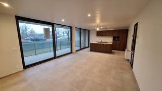 <strong>Instapklaar en energiezuinig 3-slaapkamerappartement in Brugge</strong><br /><br />In de gegeerde <strong>Residentie Park De Blauwe Reiger</strong>, gelegen aan de <strong>Oude Oostendse Steenweg 77 te Brugge</strong>, bevindt zich dit <strong>volledig vernieuwde en instapklare appartement </strong>met een bewoonbare oppervlakte van <strong>111 m²</strong><br /><br />Het appartement beschikt over een <strong>ruime en lichtrijke leefruimte </strong>met <strong>open keuken</strong>, die naadloos aansluit op een <strong>grote praktische berging</strong>. Vanuit de leefruimte heeft u toegang tot het terras, ideaal om te genieten van een rustig moment buiten.<br /><br />Verder zijn er <strong>3 volwaardige slaapkamers </strong>en een <strong>comfortabele badkamer</strong> uitgerust met een dubbel lavabomeubel, ligbad, inloopdouche en sierradiator.<br /><br />Het appartement werd <strong>volledig vernieuwd + geschilderd</strong> en is bovendien <strong>energiezuinig</strong> dankzij aansluiting op het warmtenet en een ventilatiesysteem.<br />EPC: 144 kWh/m²/jaar (label B).<br /><br /><strong>Extra troeven:</strong>
<ul>
	<li>Instapklaar</li>
	<li>3 slaapkamers</li>
	<li>Energiezuinig wonen</li>
	<li>Terras</li>
</ul>
<strong>Kelderberging en 2 parkeerplaatsen</strong> bij aan te kopen voor €30.000<br /><br />Bent u op zoek naar een comfortabel, modern en <strong>zorgeloos appartement in Brugge?</strong><br />Dan is dit pand zeker een <strong>bezoek</strong> waard.<br /><br />051 21 11 11 of matias@imfiro.be