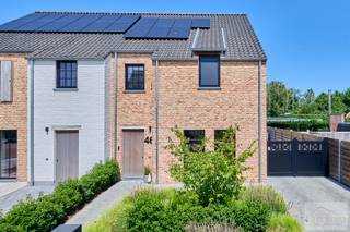 Op een uitstekende locatie in de Deken Dolsstraat 46 te Hamont-Achel, op slechts 500 meter van de Nederlandse grens, bevindt zich deze prachtige halfopen nieuwbouwwoning. <br />De woning is gelegen op een perceel van <strong>367 m² </strong>en combineert moderne architectuur met een hoogwaardige afwerking, veel lichtinval en een energiezuinig karakter.<br /><br />Met een bewoonbare oppervlakte van maar liefst <strong>200 m² </strong>biedt deze instapklare woning alle ruimte die een modern gezin nodig heeft. Dankzij de grote raampartijen geniet u in elke leefruimte van een overvloed aan natuurlijk daglicht. Aan de achterzijde van de woning geniet u bovendien van een prachtig vrij uitzicht, wat zorgt voor een aangenaam gevoel van rust en ruimte.<br /><br />De woning beschikt over <strong>vier volwaardige slaapkamers</strong>, waardoor er voldoende plaats is voor een groot gezin, een thuisbureau of hobbyruimte. <br />De stijlvolle afwerking, kwalitatieve materialen en de doordachte indeling maken van deze woning een echte topper in haar segment.<br /><br />Een extra troef is de <strong>vrijstaande tuinberging met een sfeervol overdekt terras. </strong>Dankzij de grote raampartijen vormt deze ruimte een prachtige uitbreiding van de tuin en is ze ideaal om het hele jaar door te genieten van gezellige momenten met familie en vrienden.<br /><br />Ook op energetisch vlak scoort deze woning uitstekend met een <strong>energielabel A</strong>, wat garant staat voor een laag energieverbruik en optimaal wooncomfort.<br /><br /><strong>Indeling:</strong>
<ul>
	<li>Ruime inkomhal met gastentoilet</li>
	<li>Lichtrijke woonkamer met grote raampartijen</li>
	<li>Moderne open keuken met aansluitende eetruimte</li>
	<li>Praktische berging</li>
	<li>Vier ruime slaapkamers</li>
	<li>Stijlvolle badkamer</li>
	<li>Apart toilet</li>
	<li>Vrijstaande tuinberging met overdekt terras</li>
	<li>Onderhoudsvriendelijke tuin met vrij uitzicht</li>
</ul>
<br /><strong>Troeven:</strong>

<ul>
	<li>Halfopen nieuwbouwwoning</li>
	<li>Toplocatie op slechts 500 meter van de Nederlandse grens</li>
	<li>Bewoonbare oppervlakte van <strong>ca. 200 m²</strong></li>
	<li>Perceel van <strong>367 m²</strong></li>
	<li>Vier ruime slaapkamers</li>
	<li>Hoogwaardige en moderne afwerking</li>
	<li>Grote raampartijen voor maximale natuurlijke lichtinval</li>
	<li>Vrij uitzicht aan achterzijde</li>
	<li>Vrijstaande tuinberging met overdekt terras en grote raampartijen</li>
	<li>Energiezuinig - <strong>EPC label A</strong></li>
	<li>Instapklaar</li>
</ul>
<br />Bent u op zoek naar een ruime, stijlvolle en energiezuinige nieuwbouwwoning op een rustige locatie vlakbij Nederland? Dan is deze exclusieve woning absoluut een bezoek waard.<br /><strong>Contacteer ons</strong> vandaag nog voor meer informatie op plan vrijblijvend uw bezichtiging.