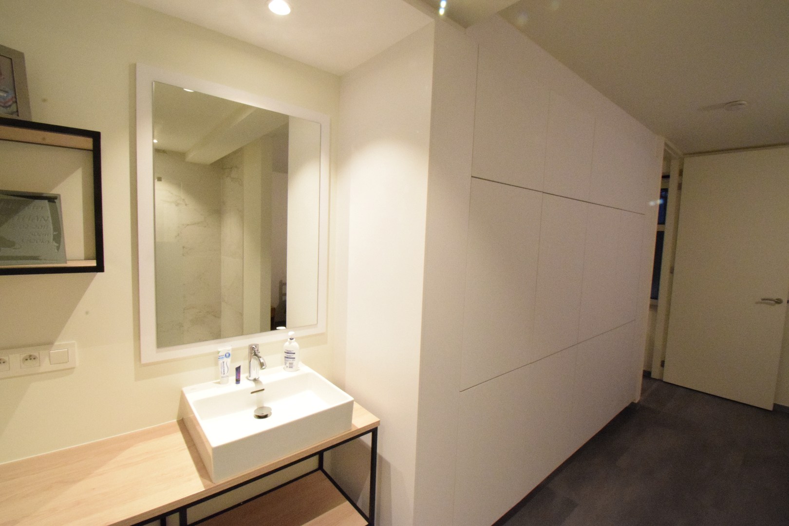 TE HUUR: Tweeslaapkamer-appartement met private berging op de Markt in Houthulst - foto 5