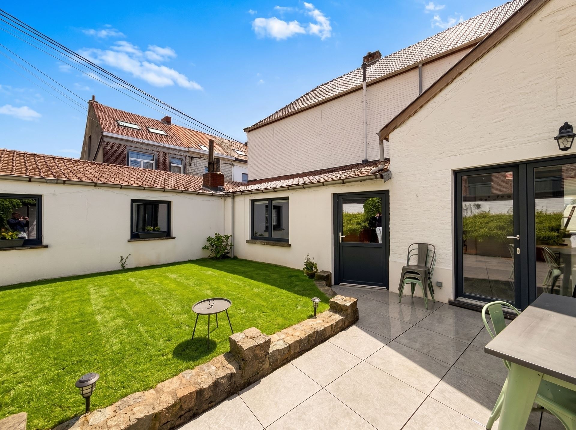 Grande maison d’angle avec jardin entièrement rénovée. - photo 2