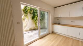 Deze charmante stadswoning bevindt zich in een aangename woonomgeving in Gent, op korte afstand van het bruisende stadscentrum. Dankzij de nabijheid van de R40 en belangrijke invalswegen geniet u van een uitstekende bereikbaarheid, terwijl het Groenvalleipark en de Blaarmeersen zich vlakbij bevinden voor ontspanning en recreatie.<br /><br />Via de aparte inkomhal komt u terecht in een ruime dubbele leefruimte met grote raampartijen die zorgen voor veel natuurlijke lichtinval. Aansluitend bevindt zich de vernieuwde keuken, volledig uitgerust met kwalitatieve Siemens-toestellen, waaronder een heteluchtoven, inductiekookplaat, vaatwasser en dampkap. Via de schuifdeur heeft u toegang tot het aangename terras.<br /><br />Op de eerste verdieping bevinden zich een ruime slaapkamer en een stijlvolle badkamer met ligbad, regendouche en dubbel lavabomeubel. Daarnaast is er een apart toilet aanwezig.<br /><br />De tweede verdieping biedt plaats aan twee bijkomende volwaardige slaapkamers. Beide kamers zijn uitgerust met COAX- en UTP-aansluitingen, ideaal voor thuiswerk, studie of multimedia.<br /><br />Troeven:<br />• Mobi-score 8/10<br />• 3 Volwaardige slaapkamers<br />• Ruime dubbele leefruimte<br />• Vernieuwde keuken met Siemens-toestellen<br />• Badkamer met ligbad en regendouche<br />• Aangenaam terras<br />• Veel natuurlijke lichtinval<br />• COAX- en UTP-aansluitingen in de slaapkamers<br />• Nabij Groenvalleipark en Blaarmeersen<br />• Vlotte verbinding via de R40<br /><br />Deze woning combineert ruimte, comfort en een uitstekende ligging, ideaal voor gezinnen, koppels of wie rustig wil wonen met alle troeven van Gent binnen handbereik.<br /><br />Voor meer informatie of een bezoek, contacteer Eva via 0475 69 38 22 of via eva@vicusvastgoed.be.
