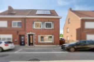 Contact us now and discover your dream home! Spacious and charming house with 211 m² living area on a 369 m² plot, located in a pleasant neighborhood in Meulebeke with excellent neighbors. This home was extensively renovated in 2020 and combines space, comfort and potential in an attractive location.Thanks to the west-facing garden, you can fully enjoy the afternoon and evening sun. In addition, the house has solar panels, a 12,500 liter cistern and a favourable EPC label C.Layout of the houseGround floor:- entrance hall- cozy living space- fully equipped kitchen - bathroom with potential- a double garage - basementFirst floor:- night hall- 2 spacious bedroomsSecond floor:- 1 spacious bedroom with a dressing roomOutside:- west-facing garden, pleasant terrace and outdoor area to enjoy the sunProperties of the home- renovated in 2020- spacious garage with many options- solar panels available- 12,500 liter cistern- Centrally located near schools, shops and access roads in Meulebeke This lovely family home offers a perfect combination of space, comfort and potential. Thanks to its practical layout, sunny garden and recent renovations, this is an ideal home for those looking for a cozy home with many possibilities.Are you looking for your dream home? Be sure to plan a visit and discover all the advantages of this spacious and well-kept home for yourself!The property is offered through the Pre-sale formula. On 27/06/2026 between 10:00 and 12:00, you can come visit the property by appointment and make an offer. The listed price is a starting price. For further information, please contact the property agent.Register of measures: pending