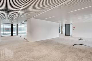Bent u op zoek naar een unieke kantoorruimte op een <strong>toplocatie met onmiddellijke verbinding naar belangrijke snelwegen</strong>? Dan is deze kantoorruimte van 183 m² op de 1ste verdieping van toren 'D' op de innovatieve en <strong>hypermoderne bedrijvencampus 'O-Forty' </strong>precies wat u zoekt. Gelegen naast op- en afrit 9 Oostkamp én met visibiliteit langs de E40 biedt deze ruimte een uitstekende bereikbaarheid.<br /><br />De kantoren zijn casco+ afgewerkt met klimaatplafond en tapijttegels. U kunt ook gebruik maken van de gemeenschappelijke refter/ontspanningsruimte en extra vergadermogelijkheden (en seminarie ruimtes) in toren 'B'. <br /><br />Deze bedrijvencampus biedt nog vele andere voordelen, zoals een event space, coworking space, foodbar, fitness, padel, badgesysteem, pakjesmuur en ruime boven en ondergrondse parkeermogelijkheden. Onmiddellijk beschikbaar!<br /><br />Neem contact op met<strong> PANORAMA B2B</strong> voor bijkomende inlichtingen, plannen of een vrijblijvend plaatsbezoek via <strong>0479 70 70 73</strong>.