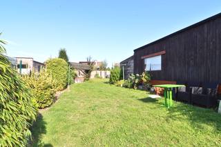 <p><span>Op zoek naar een rustig gelegen woning met uitbreidingsmogelijkheden op een ruim perceel? <br /></span><span>Dan is deze woning in de Gentstraat in Melsele beslist het bekijken waard. <br />Op een perceel van maar liefst 633 m² geniet u hier van ruimte, terwijl u toch dichtbij het hart van Melsele en de belangrijkste voorzieningen woont. Een ideale combinatie voor wie rustig wil wonen, maar niet afgelegen.<br /><br /></span><span>De woning heeft een praktische indeling en biedt heel wat mogelijkheden. Op het <strong>gelijkvloers</strong> vinden we een inkomhal, apart toilet, een aangename lichtrijke leefruimte, een aansluitende keuken en een handige berging. Via het overdekte terras bereikt u de tuin, waar de beschikbare oppervlakte ongetwijfeld extra mogelijkheden biedt voor wie graag buiten leeft, wil tuinieren of de woning verder wenst uit te breiden.<br /><br /></span><span>Op de <strong>eerste verdieping</strong> bevinden zich drie slaapkamers, allemaal voorzien van inbouwkasten, en een ruime badkamer met ligbad, handdouche, toilet en dubbele lavabo. Een absolute troef is de grote <strong>zolderverdieping</strong> van ca. 40 m². Deze ruimte biedt, mits de nodige aanpassingen, tal van mogelijkheden als extra slaapkamer, hobbyruimte, bureau of polyvalente ruimte.<br /><br /></span><span>Daarnaast beschikt de woning over een garage van ruim 20 m² en een aansluitende fietsenberging van maar liefst 15 m². Aan bergruimte dus geen gebrek. De woning is voorzien van PVC-ramen met HR-glas en centrale verwarming op aardgas. Met een EPC-label D is er bovendien geen renovatieverplichting van toepassing.<br /><br /></span><span>Deze woning is vooral interessant voor wie verder kijkt dan wat vandaag aanwezig is. Het ruime perceel, de grote zolder, de garage en de praktische indeling vormen samen een uitstekende basis om de woning verder naar eigen smaak, behoeften en woonwensen aan te pakken.<br /></span><span>Een woning met ruimte, potentieel en een perceel dat mogelijkheden biedt. Kom zelf ontdekken wat u hier allemaal kunt realiseren!<br /><br />Interesse of graag een bezoek ter plaatse? Contacteer ons via verkoop@homevast.be of 03 344 77 44 voor meer info en/of een bezoek.<br /></span></p>