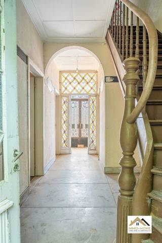 Dit pand, renovatie project!, is gelegen in het centrum van Lochristi-Zeveneken, en vormt een mooie opportuniteit voor wie op zoek is naar een ruime woning met veel mogelijkheden om er een toekomstgericht pand met veel authentieke elementen in onder te brengen. Afbraak en opbouw appartementen wordt niet toegestaan door huidige eigenares! De statige inkomhal verdeelt het gelijkvloers in twee helften : aan de rechterkant bevindt zich een ruime leefruimte, en aan de linkerkant vinden we een bureelruimte en een doorgangsruimte die uitkomt in de keuken en bijkeuken. De verbondenheid met de grote tuin is sterk aanwezig, wat zeker een meerwaarde is bovenop de hoge plafonds. Op de eerste verdieping is er voorzien in vier grote slaapkamers en een badkamer, en daarbovenop is er nog een zee aan ruimte voor extra kamers. De robuuste dakstructuur vormt hier zeker een mooi begin van stijlvolle ruimtes. De grote tuin vormt een nog extra troef. De woning heeft heel veel liefde nodig, maar kan zeker omgevormd worden tot een heel mooi project. Inschrijven via mail naar stefan@immo-home.be, geen telefonische inschrijvingen! Volg ons op Fb en Insta. Voor meer info: www.immo-home.be. GRATIS SCHATTING & GRATIS FINANCIEEL ADVIES