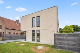 In een doodlopende straat net buiten het centrum van Hulshout, treffen we deze moderne, instapklare villawoning aan. De ligging combineert...