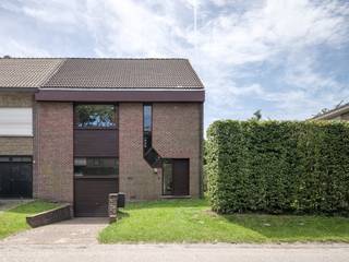 <strong>Halfopen bebouwing op een zuidgericht perceel, gelegen nabij station Gent-Sint-Pieters.</strong><br /><br />Hier woont u aan het einde van een residentiële woonwijk, in een groene omgeving. De ligging combineert een aangenaam woonkarakter met een uitstekende bereikbaarheid dankzij de nabijheid van de R4 en station Gent-Sint-Pieters. Parkeren kan op eigen terrein of in de inpandige garage.<br /><br />Met een grondoppervlakte van circa 430 m² en een gunstige zuidoriëntatie biedt het perceel een aangename, zonnige tuin.<br /><br />Deze halfopen bebouwing (BJ 1984) beschikt onder meer over een bureauruimte op het gelijkvloers, drie volwaardige slaapkamers, een badkamer en een afzonderlijke douchekamer op de eerste verdieping. De inpandige garage, kelder en ruime zolderverdieping bieden heel wat extra opslagruimte, waarbij de zolder bovendien mogelijkheden biedt voor de inrichting van een bijkomende kamer en badkamer. <br /><br />De woning is integraal voorzien van elektrische vloerverwarming, opgedeeld in verschillende afzonderlijk regelbare circuits en gecombineerd met 24 zonnepanelen.<br /><br />De woning vraagt een lichte opfrissing. De elektrische installatie is momenteel niet conform en ook de ramen zijn op termijn aan vervanging toe.<br /><br /><strong>Kortom, een interessante opportuniteit dankzij zijn halfopen karakter, de zuidgerichte tuin en de uitstekende bereikbaarheid.</strong><br /><br />De zijtuin verleent toegang (recht van doorgang) tot een achterliggend perceel, op heden onbenut.<br /><br />De elektrische keuring zal conform zijn bij akte. 