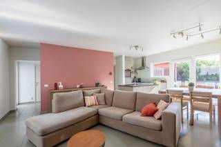 Deze charmante woning uit 2008 is gelegen op een <strong>centrale en groene locatie te Lourdes, Oostakker</strong>. Er zijn verschillende winkels, scholen en het openbaar vervoer in de nabijheid. Een perfecte combinatie van wonen! <br /><br />Bij het binnenkomen via de eerste inkom word je ontvangen in een lichtrijke hal met een gastentoilet. Daarna loop je door naar de <strong>open leefruimte</strong> met keuken die uitkijkt op het ruime terras/tuin. Tenslotte vind je nog een tweede inkom met wasplaats en berging.<br /><br />Op de eerste verdieping vind je <strong>drie slaapkamers</strong> en een badkamer. Tenslotte is er nog een ruime zolder.<br /><br />Troeven: <strong>centrale ligging</strong>, instapklaar, natuurstenen vloer en <strong>EPC B</strong><br /><br /><strong>Woning uiterlijk beschikbaar op 01/07/2027</strong><br /><br />Wenst u deze recente woning te bezoeken? Contacteer Yasmin via een online aanvraag of via yasmin@convas.be (met vermelding van uw telefoonnummer)