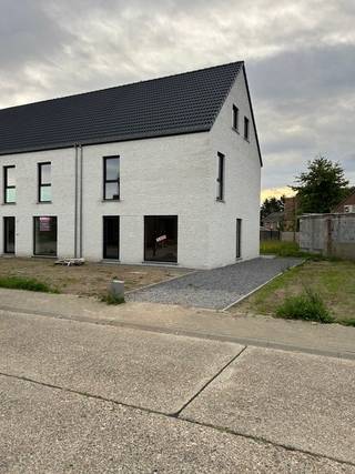 HALFOPEN EIGENTIJDSE BEBOUWING IN EEN RUSTIGE VERKAVELINGMaak kennis met "Kraaiennest" in het charmante Millen, waar binnenkort een uitzonderlijk...