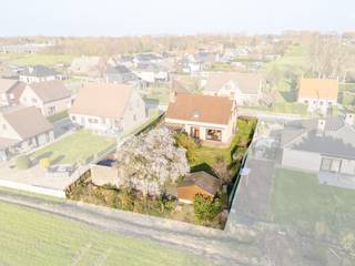Te koop: open bebouwing in Lokeren, gelegen in een rustige residentiële wijk met uitzicht op een groene omgeving.<br /><br />Deze woning uit 1995 biedt een prachtig verzicht op de groene omgeving vanuit de tuin en leefruimte, is volledig asbestveilig en kent geen renovatieverplichting. Met maar liefst 6 mooie kamers, waarvan één op het gelijkvloers, is dit een ideale gezinswoning. De ligging in een residentiële buurt zorgt voor een rustige woonervaring, terwijl alle voorzieningen vlot bereikbaar zijn.<br /><br />Belangrijkste ruimtes:<br />• Ruime woonkamer (48 m²) met veel lichtinval<br />• Keuken (12 m²) met directe toegang tot de leefruimte<br />• Gelijkvloerse slaapkamer (11 m²)<br />• Vijf extra slaapkamers (10-15 m²) op de verdiepingen<br />• Badkamer (7 m²)<br />• Garage (35 m²)<br />• Bergingen (5 m² en 12 m²) met aansluitingen voor wasmachine en droogkast<br />• Inkomhal (9 m²)<br />• Toilet (2 m²) met handenwasser<br /><br />Troeven:<br />• Prachtig verzicht op groene omgeving vanuit de tuin en leefruimtes<br />• Geen renovatieverplichting én asbestveilig<br />• 6 mooie kamers, waarvan 1 op het gelijkvloers<br /><br />Neem vandaag nog contact op met je ERA-makelaar voor een bezoek.<br /><br />JOUW DROOMHUIS. ZO GEVONDEN!