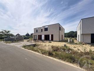 <p>Energiezuinig wonen in een rustige, groene omgeving</p><p>Tijdelijke actie: de 1ste koper ontvangt 10 operationele zonnepanelen van 460 Wp, ter waarde van € 5.000, volledig GRATIS.</p><p>In Project Veldzicht in Begijnendijk bevinden zich momenteel al 4 woningen in de ruwbouwfase en zullen binnenkort wind- en waterdicht zijn. Wie snel beslist, kan de materialen en afwerking nog naar eigen smaak kiezen.</p><p>De woning ligt in een doodlopende straat en geniet van een rustige ligging met een open, landelijk uitzicht aan de achterzijde. Tegelijk woon je op wandelafstand van het station, met verbindingen richting Antwerpen, Hasselt, Leuven en Brussel. Ook het centrum van Begijnendijk en de stad Aarschot bevinden zich vlakbij.</p><p>Op het gelijkvloers is er een inkomhal met apart gastentoilet. Verder beschikt de woning over een inpandige garage, een ruime leefruimte en een open keuken. Dankzij de grote raampartijen geniet je hier van veel natuurlijk licht en een mooi zicht op de tuin en de achterliggende weide.</p><p>De eerste verdieping omvat 3 volwaardige slaapkamers waarvan 1 met dressing, een nachthal met afzonderlijk toilet en een praktische wasberging. De badkamer heeft plaats voor een ligbad, een aparte douche en een dubbele wastafel.</p><p>Voor een laag energieverbruik en een hoog wooncomfort wordt de woning voorzien van:</p><p>* een warmtepomp met vloerverwarming;<br />* ventilatiesysteem type D;<br />* regenwaterrecuperatie;<br />* 10 zonnepanelen van 460 Wp;</p><p>De verkoop gebeurt onder de Wet Breyne (12% registratie op de grond en 21% btw op de constructie)</p><p>Interesse in deze woning? Contacteer ons via 016 90 10 21 of info@future-home.be.<br /> </p>