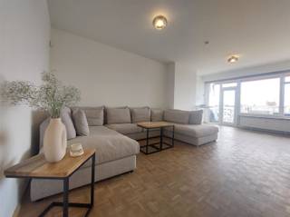 Gerenoveerd appartement met 2 slpk en terras.Het appartement op de 4de verdieping is rustig gelegen en vlakbij scholen, openbaar vervoer, winkels (...