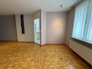 Gelijkvloers appartement met één slaapkamer en garagebox gelegen in het centrum van Herentals. <br /><br />Indeling en omschrijving:<br />U betreedt het appartement via de inkomhal. Vooraan bevindt zich de leefruimte met aansluitend de keuken, voorzien van boven- en onderkasten, dubbele spoelbak, kookplaat en dampkap. Verderdoor de berging met aansluitingen voor wasmachine en droogkast. Het appartement beschikt over een slaapkamer, dressing/bureauruimte, apart toilet en de badkamer met ligbad en dubbele lavabo met meubel. Achteraan kan u genieten van het terras met tuin, dewelke langs achter bereikbaar zijn. Ten slotte beschikt het appartement nog over een praktische garagebox. <br /><br />Extra info: <span>gemeenschappelijke kosten € 25,00 / maand I EPC 172 kWh/(m² jaar) label B I watertoets: P score: D I G score: D.</span>