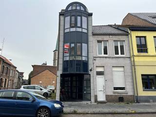 Opbrengstgebouw met twee appartementen in hartje Maaseik.Ideaal als investering of om zelf te wonen en verhuren! ALGEMENE INFODit gebouw, gelegen op...