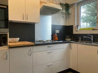 Charmant appartement met zicht op het park. In deze rustige straat nabij het centrum van Kapellen vindt u dit appartement op de eerste verdieping van een goed onderhouden gebouw. Indeling: inkomhal, ruime lichte woonkamer, keuken, apart toilet, 2 slaapkamers, badkamer, vestiaire, terras, fietsenberging en oprit. 50 euro gemeenschappelijke kosten. Zicht op het groen op wandelafstand van het centrum van Kapellen. Volledig voorzien van rolluiken. Zeker een bezoekje waard! Voor meer info kan u ons contacteren via info@vastgoed03.be
